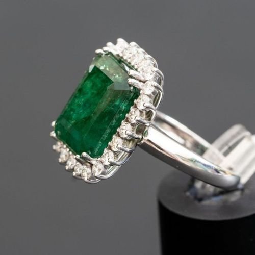 Women\'s Emerald Diamond Ring