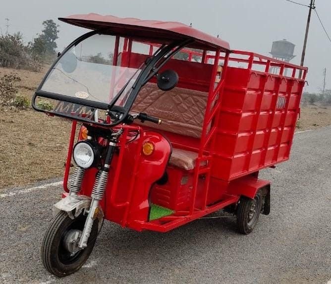 Red E-Rickshaw Loader