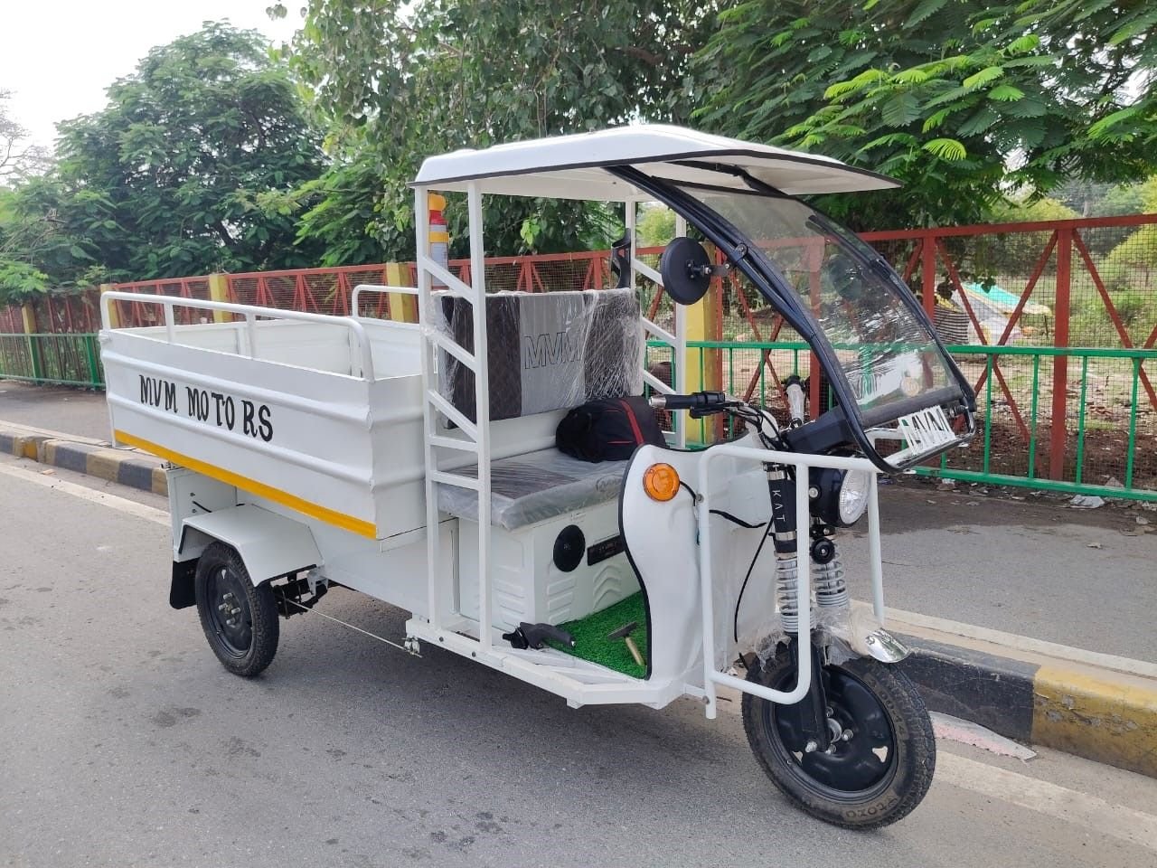 White E-Rickshaw Loader