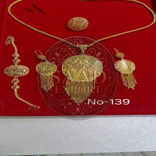 Artificial Ladies Party Wear Brass Pendant Set
