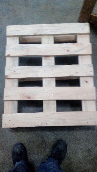 4 Way Wooden Pallets 04