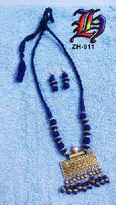 Threaded Pendant Necklace Set