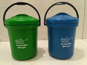 Lidded Dustbin (10-12 Ltr.)