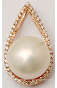 Tear Drop Shape Rose Gold Pearl Pendant