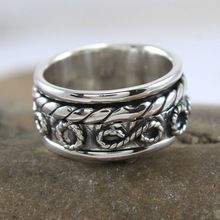 Infinity design spinning ring