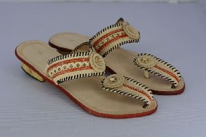ladies kolhapuri slippers