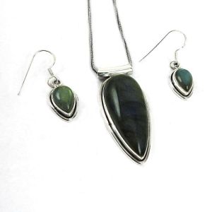 Lovely 925 Sterling Silver Labradorite Gemstone Pendant and Earrings Set