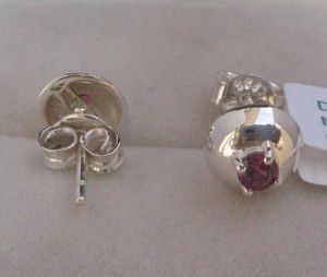 Ear Ring With White gold & Garnet