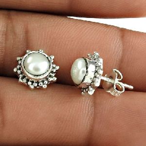 Classy Design 925 Sterling Silver Natural White Pearl Stud Earring