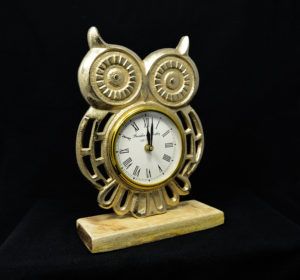 CLOCK WITH BASE