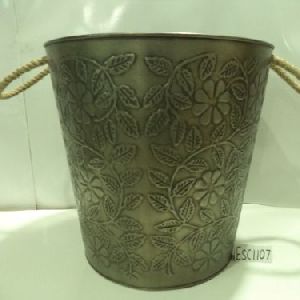 Leaf embossed planter