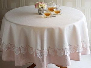 TABLE RUNNER AND TABLE CLOTH