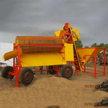 Mobile Vibratory Sand Screener with feeder