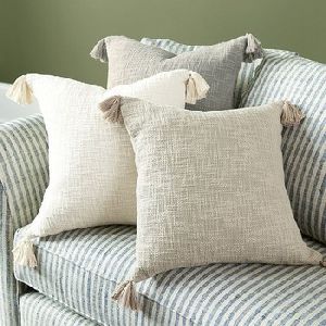 cotton cushion cover with tassels on corner