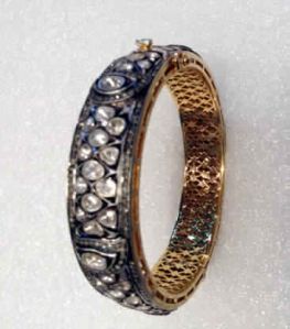 Beautiful Gold Victorian Bangle with Polki Diamond