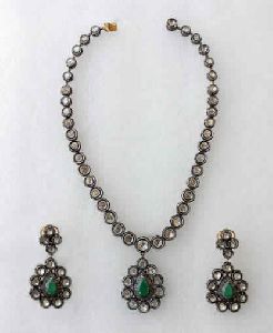Gorgeous Looking Diamond Necklace with Emerald