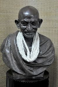 mahatma gandhi statue