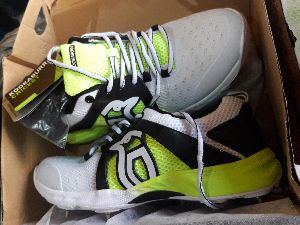 cricket rubber spike shoes