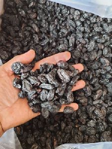 dried black raisins