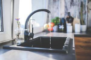 KITCHEN TAPS & SINKS