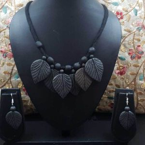CURATED ORGANIC LEAFY NECKLACE
