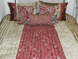 Polyester and Velvet Quilted Bed Cover with Pillows