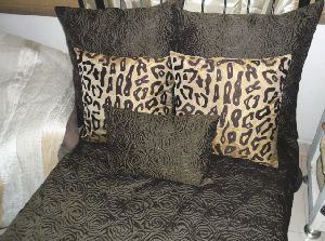 Polyester Quilted Bed Cover with Skin Design Embroidered Pillows