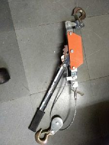 Manually operated cable puller