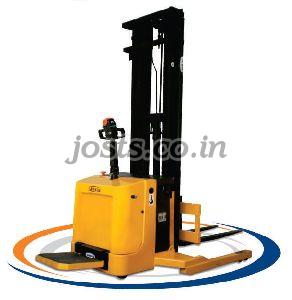 ERB 15-17 Eletric Stand On Straddle Stacker