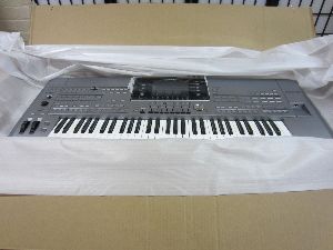 Yamaha Tyros 4 61-Key Arranger Workstation Keyboard