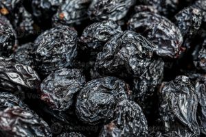 dried black raisins