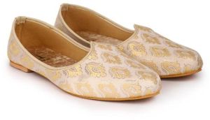 House Of Jutti Men White Ethnic Handcrafted Embellished Mojaris with Resin Sole