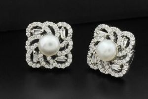 WHITE PEARL EARRINGS