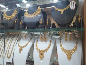 Gold Forming Jewellery Set