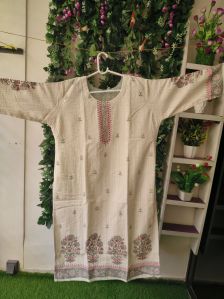 Ladies Cream Embroidered Chikan Kurti