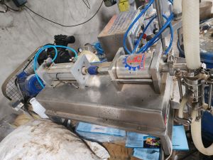 Semi automatic piston type liquid filling machine