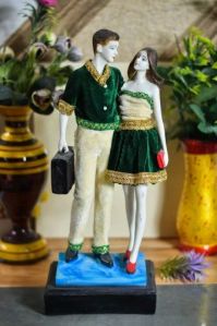 Polyresin Box Couple Statue With Clothes