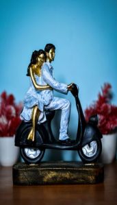 Polyresin Scooter Love Couple Statue
