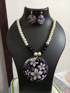 Glass Beads Necklace with Handpainted Shell Pendent Set