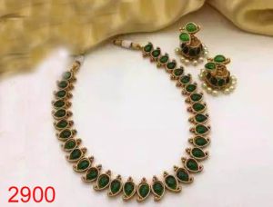 Kemp green stone neck set