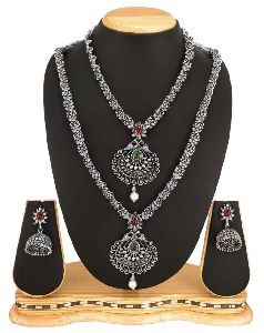 Trendy silver floral design neck set