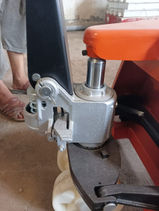 Manual pallet jack
