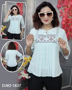 Ladies Cotton Green Embroidery Top