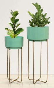Metal Planter Set With Stand
