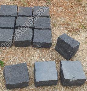 Indian Black Granite Rough Finish Hand Split Cube Stone