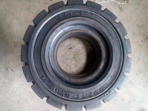 solid forklift tyres