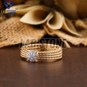 Exquisite Round Cut Diamond Yellow Gold Ring