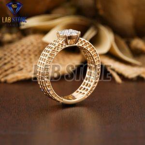 Exquisite Round Cut Diamond Yellow Gold Ring