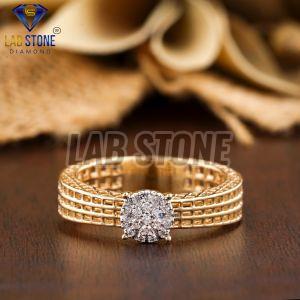 Exquisite Round Cut Diamond Yellow Gold Ring