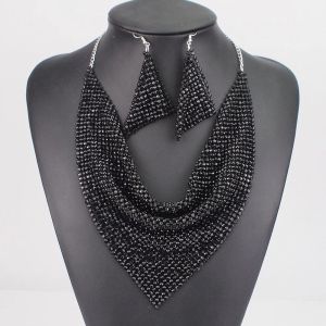 Aegte Diva Wears Black Scarf Premium Black Necklace Set